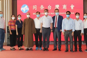 同奈省台灣商會與５個受惠單位代表合影。