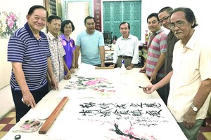 李松年老師（右）與書畫界友仁交流。