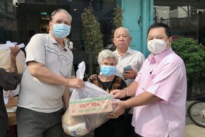 朱杞文先生（左一）、李庭輝（右二）和丁文森（右一）先生向受惠者贈送禮物。