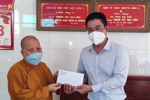 本報編委文忠孝向玉光精舍代表轉贈善款。