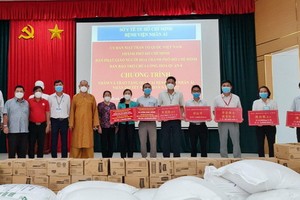 本市慈善團向仁愛醫院贈送大量物資。