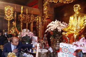 國家主席阮春福親往海防市阮德景同志紀念館敬香緬懷阮德景同志。（圖：越通社）