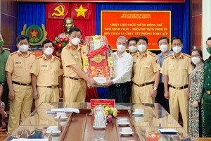 市人委會副主席吳明珠向市公安廳陸路與鐵路交通警察科贈送春節禮物。（圖：志石）