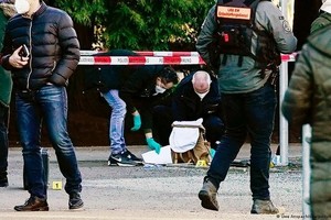 案發後，當局封鎖現場一帶，並派員調查。（圖：AP）