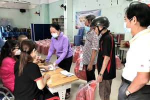 各宗親領取敬老禮物。