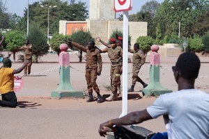 布基納法索軍隊在總統被關押後控制了所有重要設施，其他官員。 （圖：路透社）
