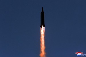 韓國軍方消息人士25日表示，韓軍發現朝鮮當天上午向東部海域發射疑似巡航導彈的兩枚導彈，並正在密切關注相關動向，保持戒備態勢。（圖：朝中社）