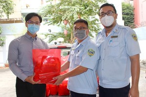 “西堤華人文化陳列室”計劃代表向第五郡第八坊政府代表贈送新年禮物。