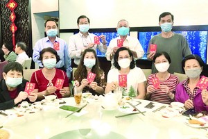 福中校友會執委歡聚留影。