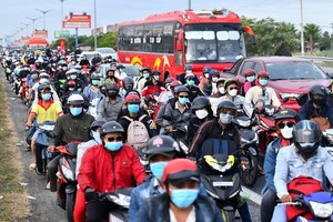 從後江省朝芹苴市方向的1A國道路段交通受阻。（圖：Zing）