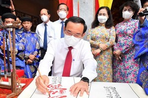 市委書記阮文年新春開筆。