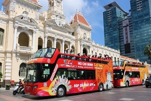 遊客乘坐兩層巴士在本市觀光。