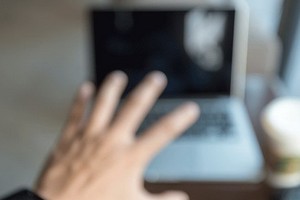 視力突然模糊又漸好　原來是“偏頭痛”！