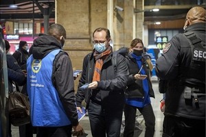 法國巴黎列車職員檢查乘客的疫苗通行證。（圖：互聯網）