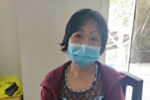 何麗華正為醫藥費發愁。