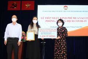 萬盛發集團總經理張惠雲向胡志明市疫苗基金捐贈1萬4500億元。