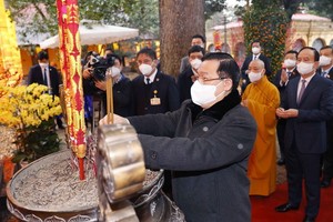 國會主席在昇龍皇城敬香緬懷先輩