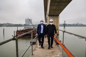 河內市人委會主席朱玉英（右）親往視察永綏橋工程項目第二階段的施工質量和進度。（圖：P. Ngân）