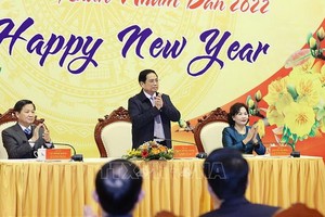 政府總理范明政（中）昨(8)日前來探望並向國家銀行和銀行部門的干部、公務員及勞工拜年。（圖：越通社）