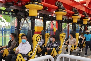遊客在Sunworld Ha Long Complex 娛樂中心體驗刺激遊戲。（圖：廣寧報）