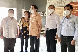 原國家主席張晉創(右三)向代表團介紹為國犧牲的烈士。