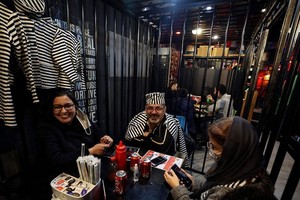 伊朗人在“16號牢房”餐廳用餐。（圖：互聯網）