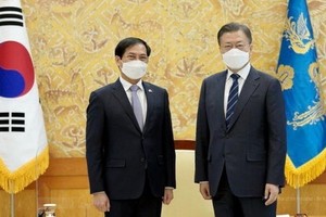 越南外長裴青山（左）會見韓國總統文在寅。（圖：越通社）