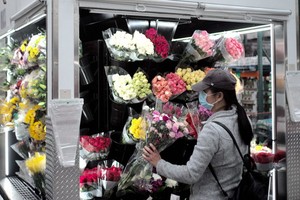 顧客在一家超市購鮮花。（圖：互聯網）