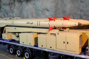 伊朗伊斯蘭革命衛隊9日公佈了一種射程為1450公里的新型彈道導彈。（圖：互聯網）