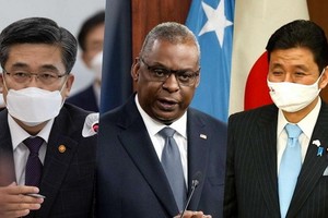 左起依次是韓國國防部長官徐旭、美國國防部長勞埃德·奧斯汀、日本防衛大臣岸信夫。（圖：韓聯社）