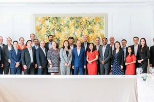 外交部副部長阮國勇（前中）同與會代表合影留念。（圖：外交部）