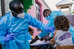 剛果民主共和國戈馬的一名婦女正在接種新冠疫苗。（圖：聯合國）