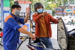 民眾在加油站加油。（圖：瓊陳）