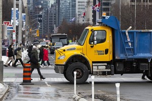 在加拿大安大略省多倫多市，警方調動市政卡車封鎖了安大略省議會大廈前的街道。（圖：新華社）