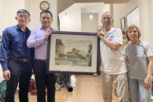 陸金夫婦（左三、四）向“西堤華人文化陳列室”計劃捐贈畫作。