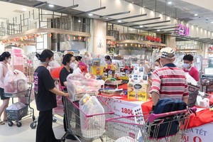 人們在一家外商投資的超市裡購物。