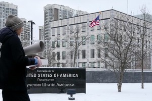 2022年1月24日，烏克蘭基輔，一名女子路過美國駐烏克蘭大使館。（圖：互聯網）