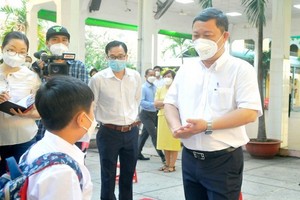 市人委會副主席楊英德視察學校的防疫工作。（圖：高升）