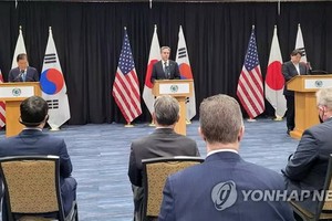 當地時間2月12日，在美國夏威夷亞太安全研究所，南韓外交部長官鄭義溶（左起）、美國國務卿布林肯和日本外務大臣林芳正在舉行會談前合影留念。（圖：韓聯社）