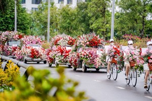 向民眾贈送玫瑰花