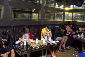 聚集吸毒的一夥男女青年被查獲。（圖：警方提供）