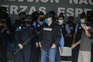 警方逮捕洪都拉斯前總統埃爾南德斯。圖/IC photo