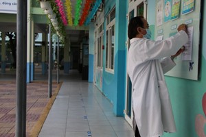 多所學校的醫務人員職務都是兼任的。