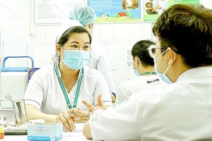 醫護人員在市熱帶病醫院為兒童提供新冠疫苗接種諮詢。