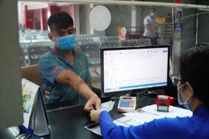 乘客在西貢火車站購買車票。（圖：明軍）