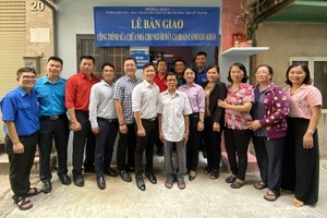 本報向一華人移交溫情屋