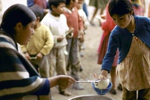在厄瓜多爾的貧困地區，兒童正在排隊領取餐食。（圖：聯合國）