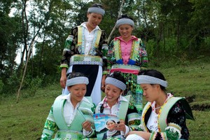 獨特精緻的白赫蒙族婦女服飾