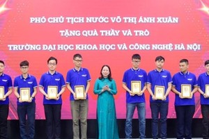 國家副主席武氏映春（中）向成績突出的大學生頒發禮物。（圖：L.N）