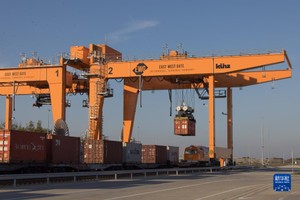 10月18日，由5G技術遠程控制的龍門起重機在匈牙利費涅什利特凱的東西門場站搬運集裝箱。（圖：新華社）